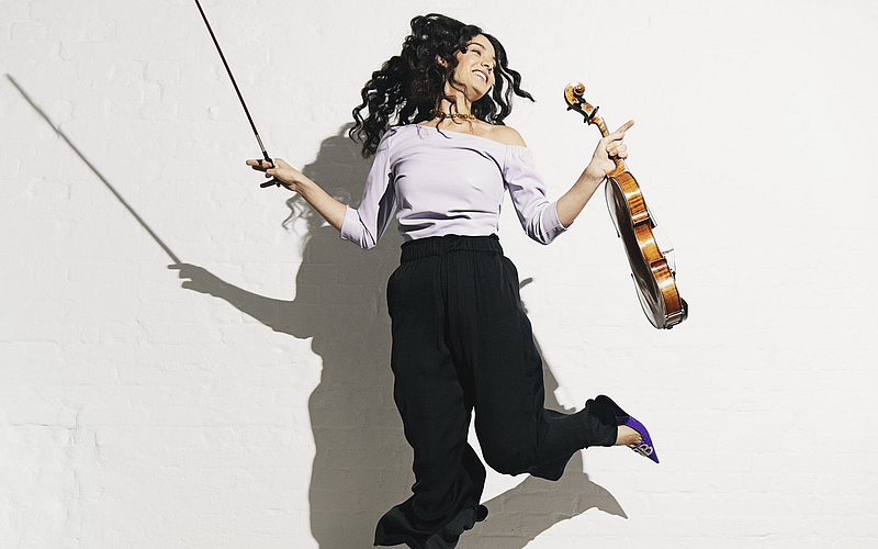 Sindy Mohamed mit Viola in der Hand