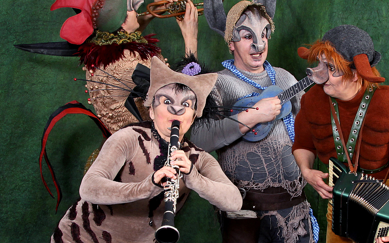 Bilder der Bremer Stadtmusikanten beim Musizieren